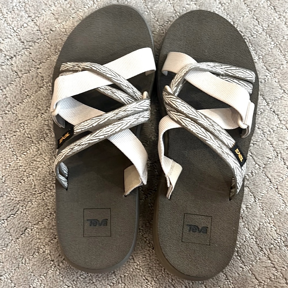 Like new 🌟 Teva slide on sandal.